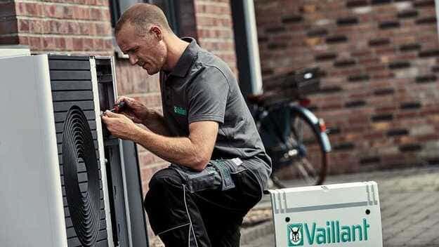 Tecnici Vaillant in azione, diretti per il servizio
