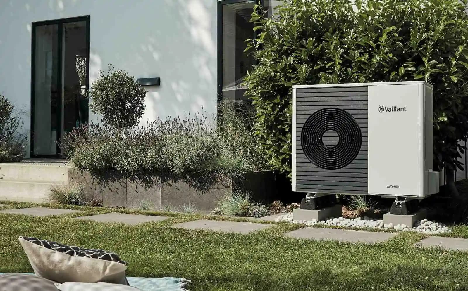 Vaillant dizalica topline montirana u dvorištu kuće.